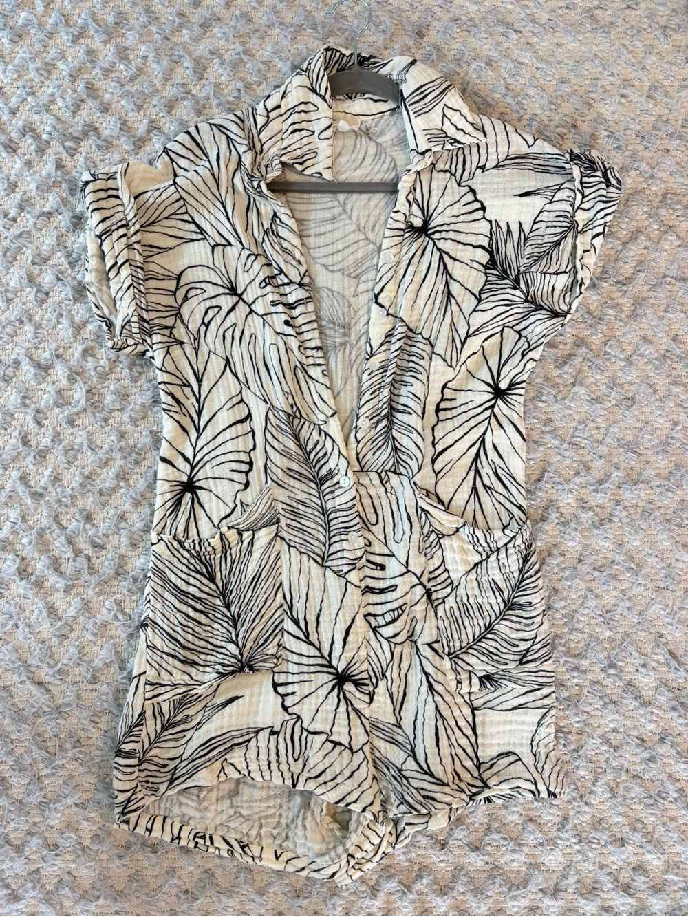 Elan Black & White Leaf-Print Button Down Top